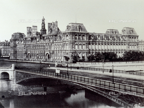 PDC-S-000252-0001 - View from the Ponte d'Arcole of the facade of the town hall (Hotel de Ville) of Paris and the side along the Seine - Date of photography: 1855-1865 ca. - Alinari Archives, Florence