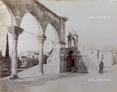 PDC-S-000275-0004 - The pulpit and the colonnade in front of the Mosque of Omar, in Jerusalem. To the right of the picture, a person posing in traditional garments - Date of photography: 1860-1870 ca. - Alinari Archives, Florence