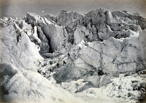 PDC-S-000459-0004 - Aspre montagne interamente ricoperte da ghiacci, in mezzo ai quali quattro uomini posano per il fotografo - Data dello scatto: 1860 - 1880 ca. - Archivi Alinari, Firenze