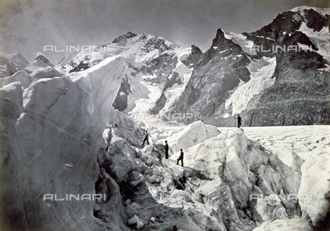 PDC-S-000459-0005 - Expanse of ice with rugged mountains in the background. Four men are posing for the photographer - Date of photography: 1860 -1880 ca. - Alinari Archives, Florence