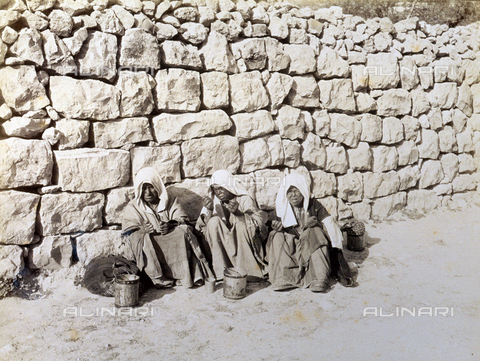 PDC-S-000752-0002 - Portrait of three women afflicted by leprosy sitting at a wall in Jerusalem - Date of photography: 1880-1900 - Alinari Archives, Florence