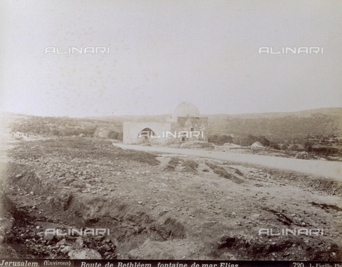 PDC-S-000752-0008 - Desert landscape in which stands a typical middle eastern construction, there is a fountain Mar Elias concealed inside - Date of photography: 1880-1900 - Alinari Archives, Florence