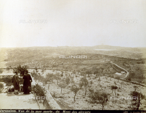 PDC-S-000752-0015 - Aerial view of the valleys surrounding Jerusalem, up to the 'Dead Sea'. In the foreground, two men with their backs turned - Date of photography: 1880-1890 - Alinari Archives, Florence