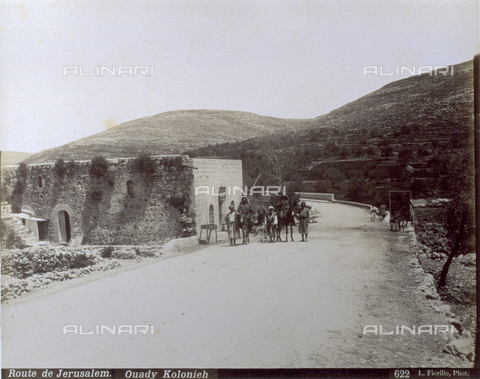 PDC-S-000752-0020 - A group of travellers taking a break on the way to Jerusalem beside a small building. Arid hills in the background - Date of photography: 1880-1900 - Alinari Archives, Florence