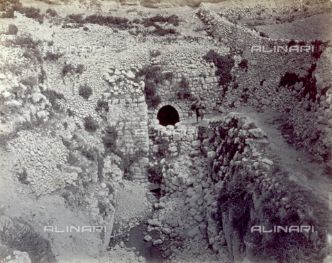 PDC-S-001185-0001 - Hole dug in the stony land in the outskirts of Jerusalem - Date of photography: 1870 -1880 ca. - Alinari Archives, Florence