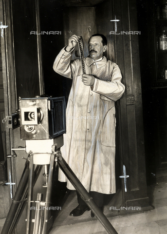 PPA-F-000578-0000 - Raoul M. Grimoin Sanson del Museo delle Arti e dei Mestieri ritratto nel suo laboratorio. - Data dello scatto: 1937 - Archivi Alinari, Firenze