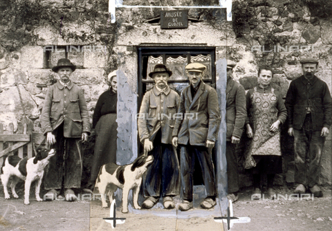 PPA-F-002498-0000 - Fotomontaggio raffigurante un gruppo di anziani davanti ad un muro di pietra - Data dello scatto: 1938 ca. - Archivi Alinari, Firenze