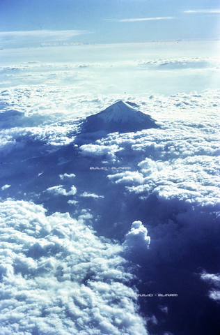 QFA-S-001208-0MES - Puebla: sorvolando un tappeto di nuvole candide spunta la cima del vulcano di Popocatepetl - Data dello scatto: 1984 - Folco Quilici ©  Archivi Alinari
