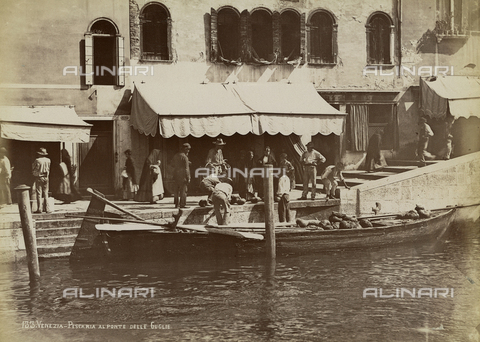 REA-F-000864-0000 - Boat loaded with squash on a canal in Venice - Date of photography: 1860-1870 ca. - Alinari Archives, Florence