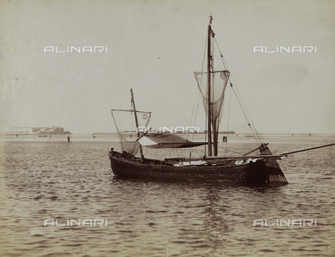 REA-F-000866-0000 - A Bragozzo, a fishing boat in the lagoon of Venice - Date of photography: 1860-1870 ca. - Alinari Archives, Florence