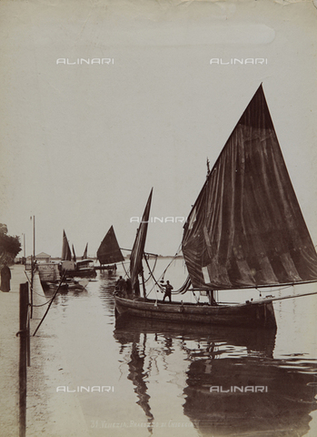 REA-F-000874-0000 - A Bragozzo, a fishing boat in the lagoon of Venice - Date of photography: 1860-1870 ca. - Alinari Archives, Florence