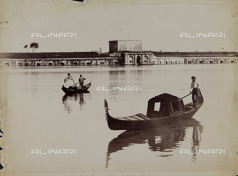 REA-F-000880-0000 - Gondoliers in the lagoon of Venice - Date of photography: 1860-1870 ca. - Alinari Archives, Florence