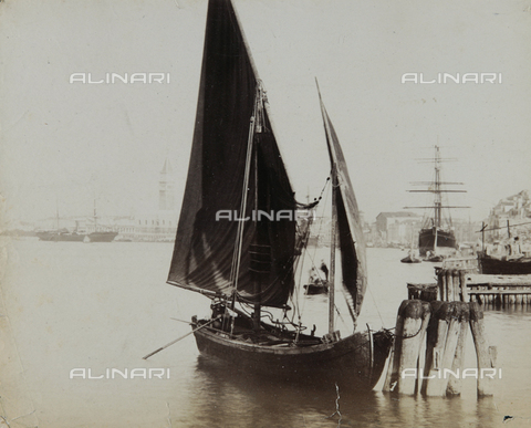 REA-F-000881-0000 - A Bragozzo, a fishing boat of the lagoon of Venice - Date of photography: 1860-1870 ca. - Alinari Archives, Florence