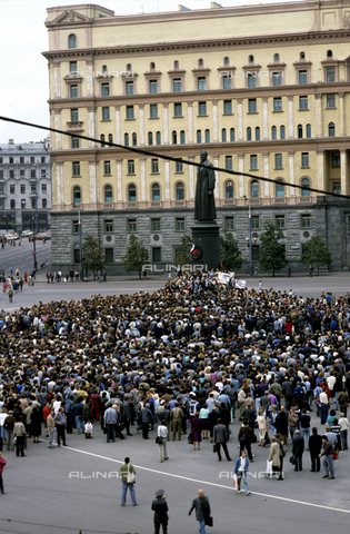 RNA-F-469193-0000 - Journalists rallying in support of glasnost on the Dzerzhinsky square in Moscow August 21, 1991 - Date of photography: 21/08/1991 - Prihodko/ STF / Sputnik/ Alinari Archives