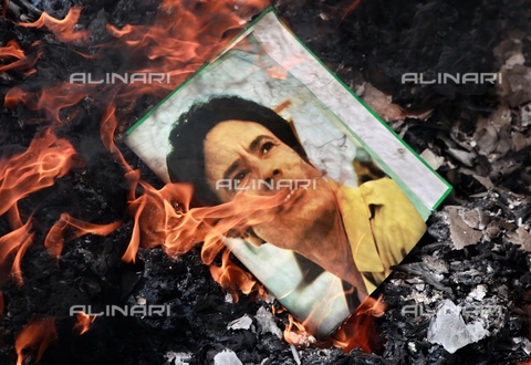 RNA-F-873314-0000 - A portrait of Muammar Gaddafi burning in a fire - Date of photography: 02/03/2011 - Andrey Stenin / Sputnik/ Alinari Archives