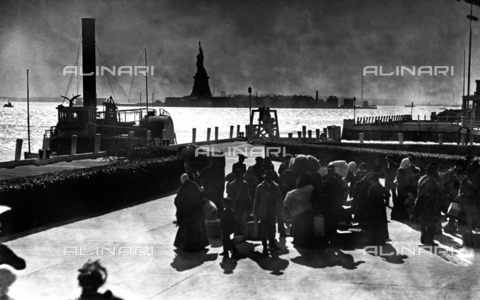 RVA-S-000161-0004 - Emigrants in Ellis Island, New York; in the background, the statue of Liberty - Date of photography: 1900 ca. - Albert Harlingue / Roger-Viollet/Alinari