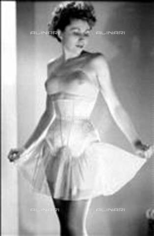 RVA-S-000205-0003 - Modella indossa un corpetto e reggiseno dell'azienda di biancheria intima Oriano - Data dello scatto: 1951 - Laure Albin Guillot / Roger-Viollet/Alinari