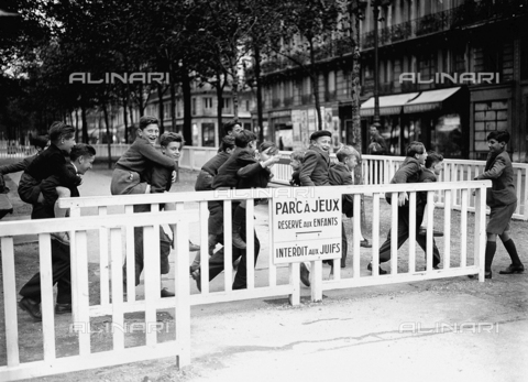 RVA-S-000209-0007 - Guerra 1939-1945. Parco giochi per bambini e vietato agli ebrei. Parigi, novembre 1942 - Data dello scatto: 1942 - LAPI / Roger-Viollet/Alinari