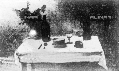 RVA-S-000219-0015 - "La table du déjeuner", prima stampa fotografica di Nicéphore Niepce (1765-1833) ottenuta con una lastra di vetro ricoperta di bitume di Giudea, realizzata nel 1827 - Data dello scatto: 1827 - Albert Harlingue / Roger-Viollet/Alinari