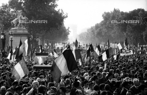 RVA-S-000264-0003 - Manifestazione a favore del generale Charles de Gaulle in place de la Concorde a Parigi - Data dello scatto: 1968 - Jacques Cuinières / Roger-Viollet/Alinari