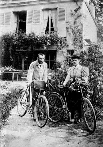 RVA-S-000279-0014 - Pierre and Marie Curie, French physicists, leaving on bicycle - Date of photography: 1896 - Jacques Boyer / Roger-Viollet/Alinari