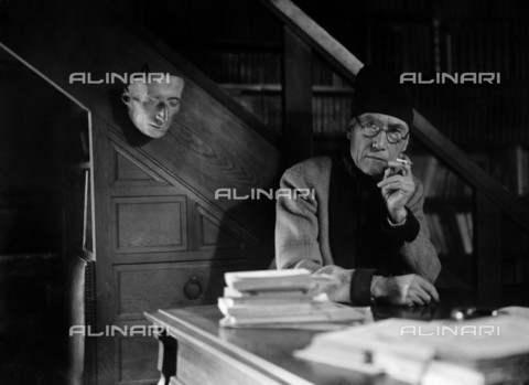 RVA-S-000340-0009 - Lo scrittore francese André Gide (1869-1951) e la maschera di Giacomo Leopardi a rue Vaneau, Parigi - Laure Albin-Guillot / Roger-Viollet/Alinari