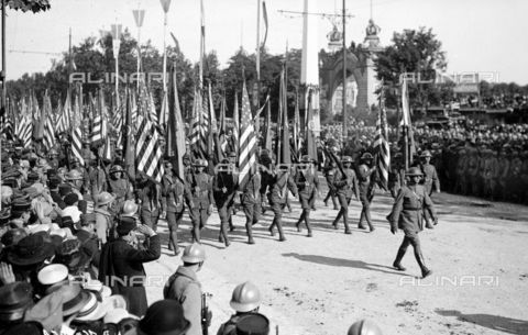 RVA-S-000475-0011 - American troops taking part in the Victory Day parade, avenue de la Grande Armée. Paris, on July 14, 1919. - Date of photography: 14/07/1919 - Neurdein / Roger-Viollet/Alinari