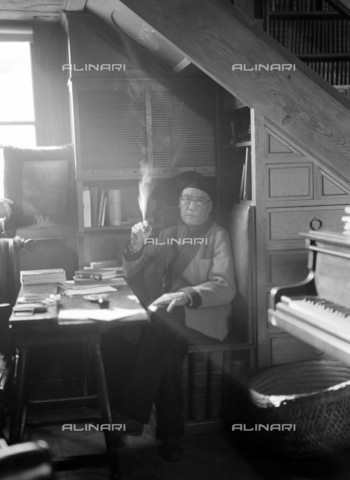 RVA-S-000491-0007 - Lo scrittore francese André Gide (1869-1951) nel suo studio a Rue Vaneau a Parigi - Laure Albin-Guillot / Roger-Viollet/Alinari
