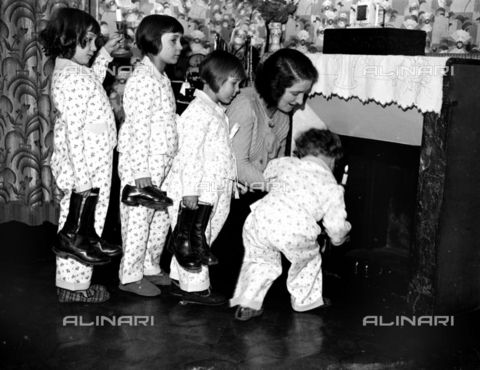 RVA-S-000555-0005 - Gruppo di bambine fotografate davanti a un camino nel periodo di Natale - Data dello scatto: 1939 - LAPI / Roger-Viollet/Alinari