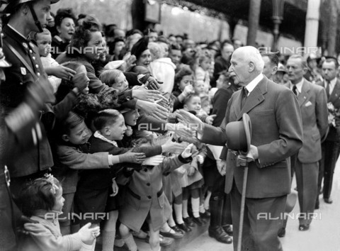 RVA-S-000602-0008 - Seconda Guerra Mondiale: il maresciallo Philippe Pétain (1856-1951) saluta la folla prima di partire per la zona settentrionale della città di Vichy - Data dello scatto: 05/1944 - LAPI / Roger-Viollet/Alinari