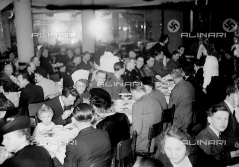 RVA-S-000671-0022 - World War II. Christmas dinner organized by the French league of Pierre Costantini, Paris, December 1942. - Data dello scatto: 01/12/1942 - LAPI / Roger-Viollet/Alinari