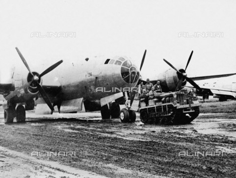 RVA-S-000772-0003 - Seconda Guerra Mondiale: bombardiere americano "Flying Battes" B-29 Superfortress - Data dello scatto: 1942-1944 - LAPI / Roger-Viollet/Alinari