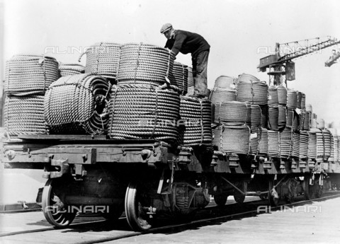 RVA-S-000847-0002 - Heavy ropes loaded on a railroad platform in Charleston - Date of photography: 1933 - Jacques Boyer / Roger-Viollet/Alinari