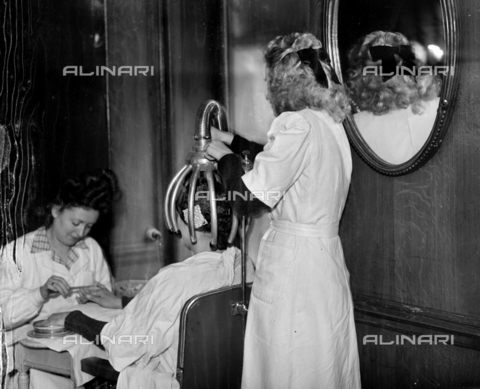 RVA-S-000870-0004 - Parrucchiera ed estetista - Data dello scatto: 1946 - LAPI / Roger-Viollet/Alinari