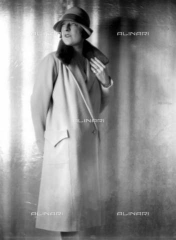 RVA-S-001133-0016 - Suzanne Lenglen (1899-1938), la francese campionessa di tennis, con un abito di couturier francese Jean Patou, circa 1930 - Data dello scatto: 1930 circa - Laure Albin Guillot / Roger-Viollet/Alinari