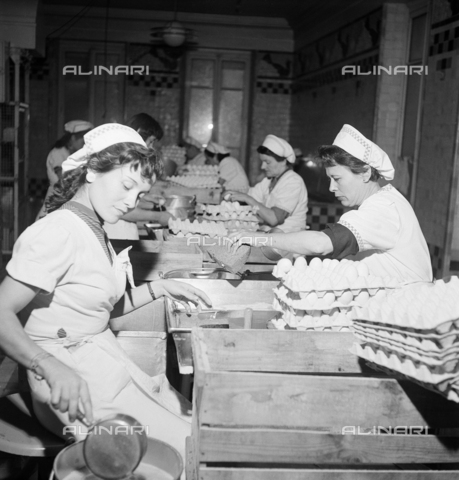 RVA-S-001149-0002 - Operaie addette alla lavorazione delle uova nelle fabbrica di pasta alimentare Lustucru a Grenoble - Data dello scatto: 1958 - Roger Berson / Roger-Viollet/Alinari