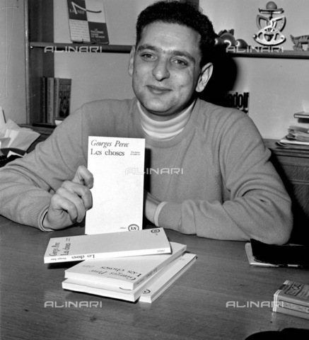 RVA-S-001174-0009 - Georges Perec, fotografato dopo aver ricevuto il premio Renaudot per il libro "Les choses", 1965 - Data dello scatto: 1965 - Jacques Cuinières  / Roger-Viollet/Alinari