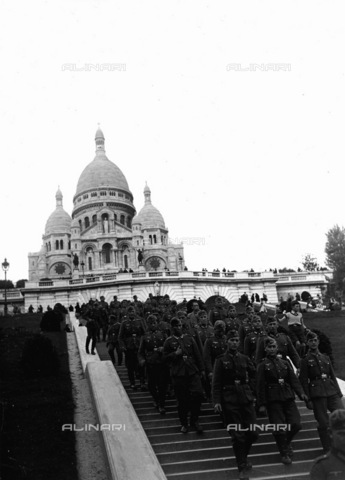 RVA-S-001197-0007 - Soldati tedeschi al Sacré-Coeur di Montmartre, Parigi - Data dello scatto: 1940 - LAPI / Roger-Viollet/Alinari