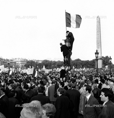 RVA-S-001269-0008 - Manifestazione Gollista (a favore di Charles de Gaulle) nella Place de la Concorde alla Etoile, Parigi - Data dello scatto: 30/05/1968 - Jacques Cuinières / Roger-Viollet/Alinari