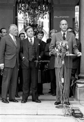 RVA-S-001442-0011 - Valery Giscard D'Estaing riceve il cancellerie tedesco Helmut Schmidt, 1978 - Data dello scatto: 1974 - Jacques Cuinières  / Roger-Viollet/Alinari