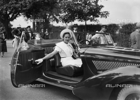 RVA-S-001801-0011 - Modella con automobile Delage, carrozzeria Figoni, al "Concours d'élégance automobile", 9 giugno 1939 - Data dello scatto: 09/06/1939 - LAPI / Roger-Viollet/Alinari