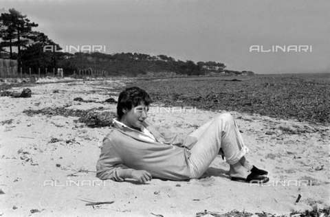 RVA-S-001844-0003 - Franà§oise Sagan sulla spiaggia di Saint-Tropez - Data dello scatto: 1956 - Bernard Lipnitzki / Roger-Viollet/Alinari