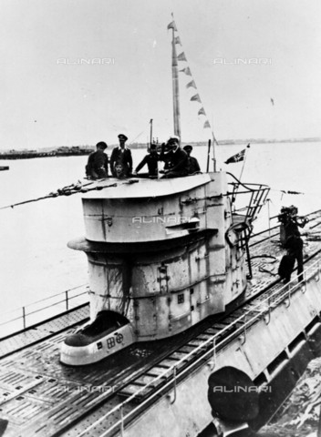 RVA-S-001918-0008 - Seconda Guerra Mondiale: sommergibile tedesco decorato con la svastica e con le bandierine indicanti le sue caratteristiche: 56000 tonnellate per 8 unità - Data dello scatto: 11/1942 - LAPI / Roger-Viollet/Alinari