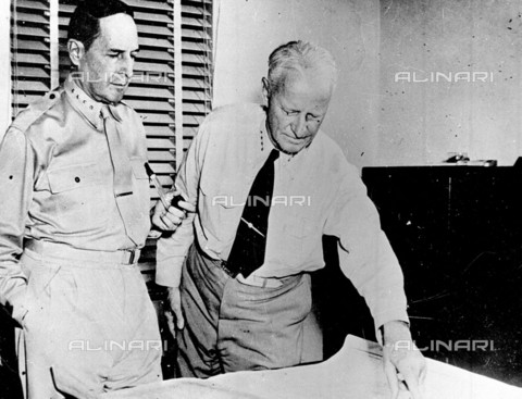 RVA-S-001926-0012 - Seconda Guerra Mondiale: il generale americano Douglas MacArthur (1880-1964) et l'ammiraglio americano Chester William Nimitz (1885-1966) - Data dello scatto: 1942-1945 - Roger-Viollet/Alinari