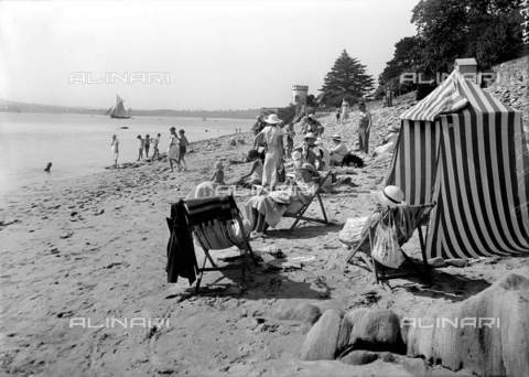 RVA-S-001972-0005 - Beach of Locquirec, Finistère, France - Date of photography: 1935 ca. - Neurdein / Roger-Viollet/Alinari