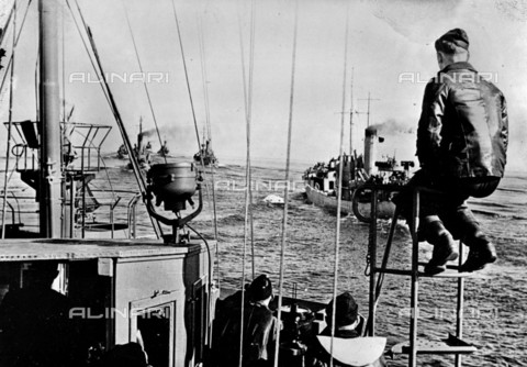RVA-S-002101-0007 - Seconda Guerra Mondiale: navi dragamine tedesche durante la bonifica dei tratti di mare minati, Mare del Nord - Data dello scatto: 1942 - LAPI / Roger-Viollet/Alinari