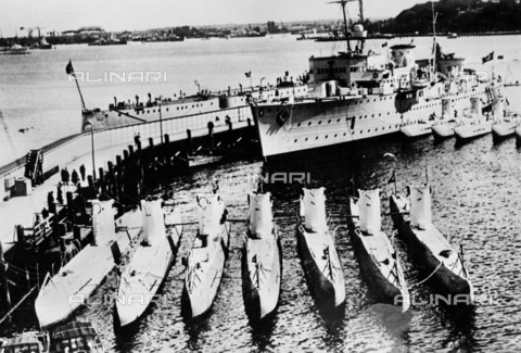 RVA-S-002101-0012 - Seconda Guerra Mondiale: il bastimento tedesco "Saar" circondato da sottomarini - Data dello scatto: 1939-1945 - LAPI / Roger-Viollet/Alinari