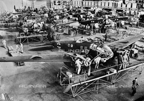 RVA-S-002101-0014 - Seconda Guerra Mondiale: fabbrica tedesca Heinkel Flugzeugwerke AG per la realizzazione degli aerei bimotori bombardieri "HE III" - Data dello scatto: 1943 - LAPI / Roger-Viollet/Alinari