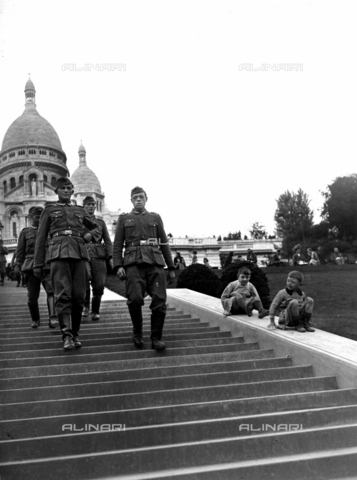 RVA-S-002138-0013 - Seconda Guerra Mondiale 1939-1945: Soldati tedeschi a Montmartre, Parigi - Data dello scatto: 1940 - Lapi / Roger-Viollet/Alinari