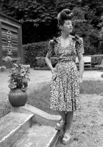 RVA-S-002183-0010 - Moda femminile: vestito - Data dello scatto: 1945 - Laure Albin Guillot / Roger-Viollet/Alinari